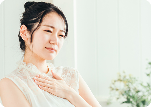 食後、胸のつかえ・胸やけを感じる