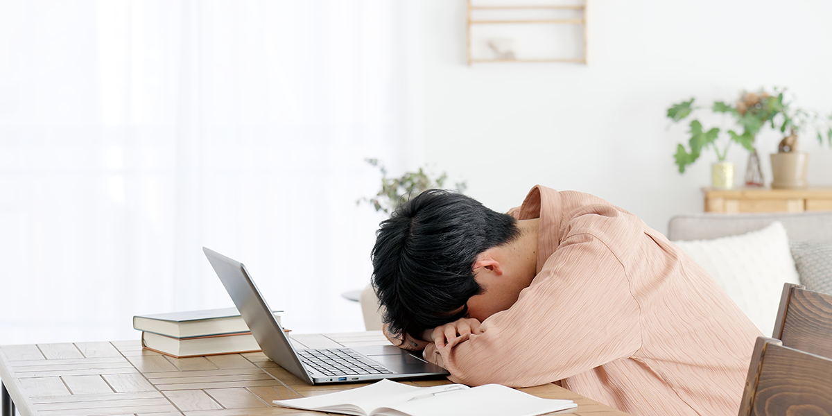 食後に眠気が起こる主な原因
